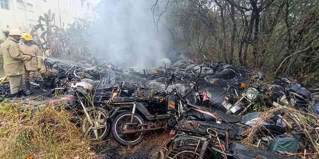 பெரம்பலூர் ஆயுதப்படை வளாகத்தில், குப்பையை கொளுத்திய போது டூ வீலர்கள் தீப்பிடித்து எரிந்தன!