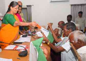மனு கொடுக்க வந்த மக்களுக்கு தேசியக் கொடி: பெரம்பலூர் கலெக்டர் வழங்கினார்!