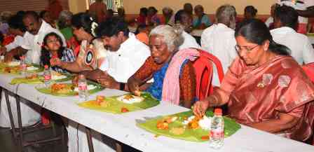 பெரம்பலூர் அருகே சமத்துவ விருந்து; கலெக்டர், எம்.எல்.ஏ கலந்து கொண்டனர்!