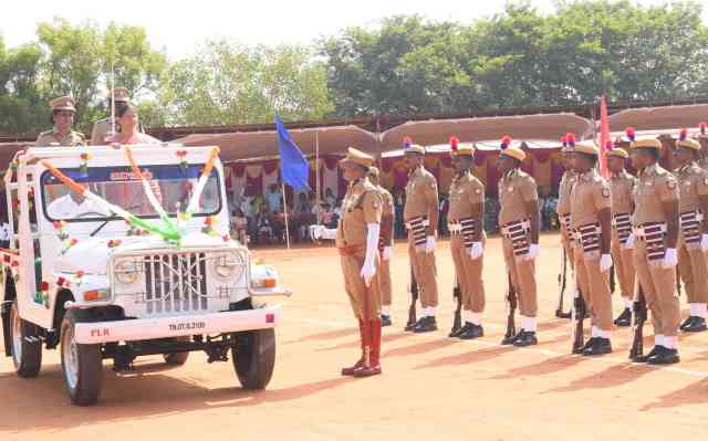 பெரம்பலூரில் சுதந்திரத் தின விழா, கலெக்டர் தேசியக் கொடியை ஏற்றி வைத்தார்.