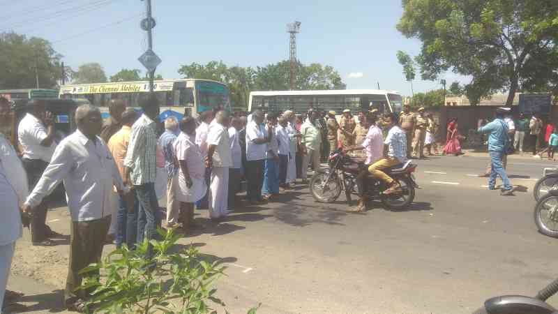 பாதை வசதி செய்து தரக் கோரி பெரம்பலூரில் பொதுமக்கள் சாலை மறியல்!