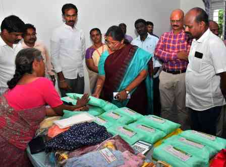 பெரம்பலூரில், சுய உதவி குழு உற்பத்தி பொருட்களின் கல்லூரி விற்பனை – கண்காட்சி; கலெக்டர் பார்வையிட்டார்.