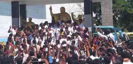 பெரம்பலூர் அதிமுக மாவட்ட செயலாளர் ஆர்.தமிழ்ச்செல்வன் தலைவர் சிலைகளுக்கு மாலை அணிவித்து மரியாதை!