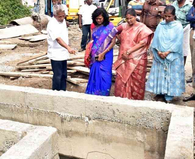 பெரம்பலூர் 4 ரோடு பகுதியில் கழிவு நீர் கால்வாய் கட்டும் பணி: கலெக்டர் நேரில் ஆய்வு!