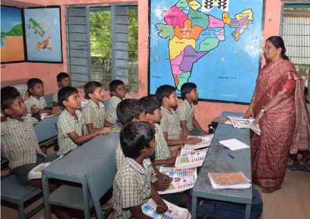 தமிழ்நாடு முதலமைச்சர் மு. க. ஸ்டாலின் காணொலியில் திறந்து வைத்த பள்ளி மேற்கூரையில் மழைநீர் தேங்காத வகையில் சீரமைக்க கோரிக்கை!