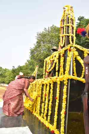காவலர் வீரவணக்க நாள்; பெரம்பலூரில் , கலெக்டர் எஸ்.பி மலர்வளையம் வைத்து மரியாதை செலுத்தினர்.