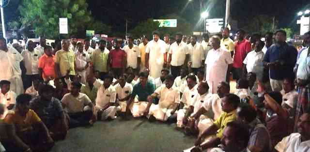 பெரம்பலூரில் பெரியார் சிலை சேதம்; நடவடிக்கை கோரி அதிமுகவினர் சாலை மறியல்!