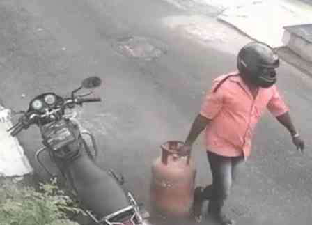 பெரம்பலூரில் பட்டப்பகலில் வீட்டில் ஆட்கள் இருக்கும் போதே கேஸ் சிலிண்டரை திருடும் கொள்ளையன்: போலீசார் விசாரணை!