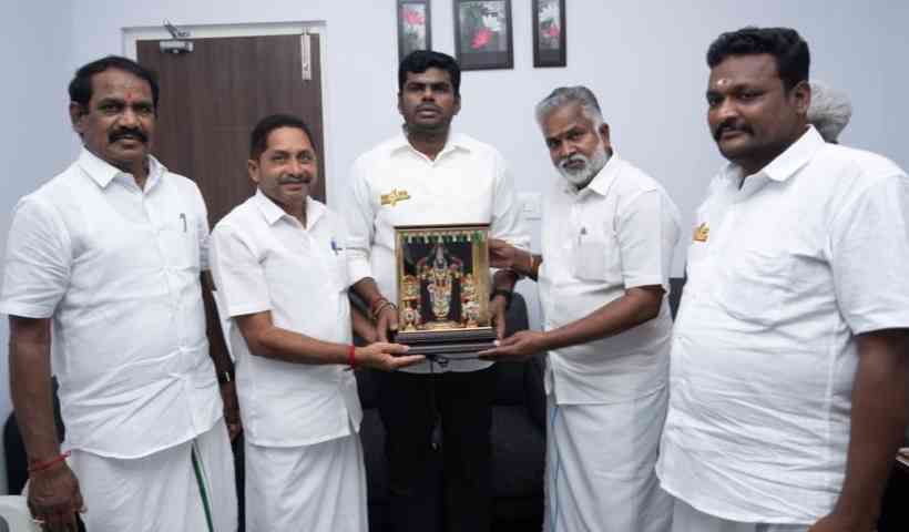 பாஜக தலைவர் அண்ணாமலைய சந்தித்து நினைவு பரிசு வழங்கிய மாநில பொதுக்குழு உறுப்பினர் ஆ.ராம்குமார்!