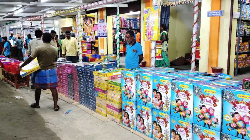 பெரம்பலூர்: 4 ரோடு SJS பட்டாசு கடையில் புதிய ரக பட்டாசுகள் சிவகாசி விலைக்கே கிடைப்பதால், பொதுமக்களிடையே வரவேற்பு!
