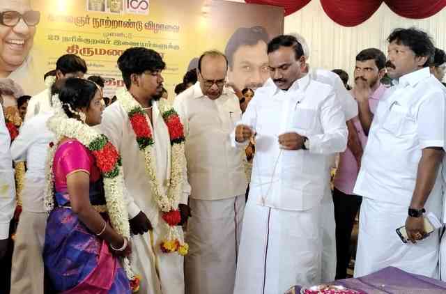 பெரம்பலூரில், 25 நரிக்குறவர்கள் ஜோடிகளுக்கு சொந்த செலவில் சீர்திருத்த திருமணம் செய்து வைத்தார் திமுக துணைப் பொதுச் செயலாளர் ஆ‌‌.ராசா. எம்.பி.!