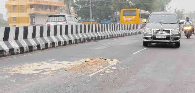 பெரம்பலூரில், நடுரோட்டிலேயே கொட்டப்படும் கோழிக்கறி கழிவுகள்! பொதுமக்கள் அவதி!