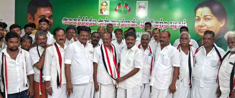 பெரம்பலூர்: அதிமுகவில் சேர்ந்த வெங்கடாசலத்திற்கும், அவரது ஆதரவாளர்களுக்கும் சால்வை அணிவித்து வரவேற்றார் மாவட்ட செயலாளர் தமிழ்ச்செல்வன்!