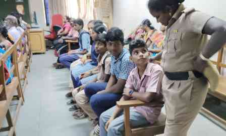 பரிட்சையை விட்டுவிட்டு பரிசுக்காக கலெக்டர் அலுவலகத்தில் காத்திருந்த மாணவர்கள்!