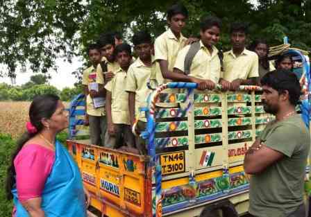 மாணவர்களை, லோடு ஆட்டோவில் ஏற்றி சென்ற டிரைவரை கண்டித்த பெரம்பலூர் கலெக்டர்!
