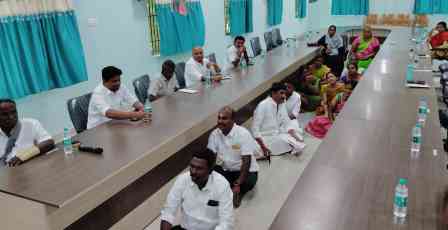 பெரம்பலூர் நகராட்சி ஆணையரை கண்டித்து ஆளும் கட்சி, எதிர் கட்சி கவுன்சிலர்கள் தர்ணா போராட்டம்!