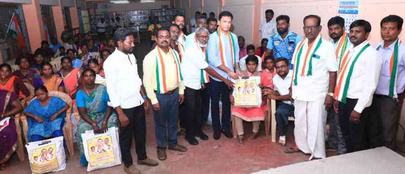 சோனியா காந்தி பிறந்தநாள்: பெரம்பலூரில் காங்கிரஸ் கட்சியினர் மாற்றுத்திறனாளிகளுக்கு மளிகை-காய்கறிகள் வழங்கி உதவி!