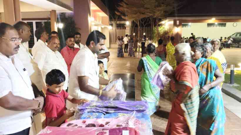 பொங்கல் ; சொந்த ஊர் மக்கள் 5 ஆயிரம் பேருக்கு வேட்டி சேலை வழங்கிய பன்னாட்டு தொழிலதிபர் டத்தோ. எஸ்.பிரகதீஸ்குமார்!