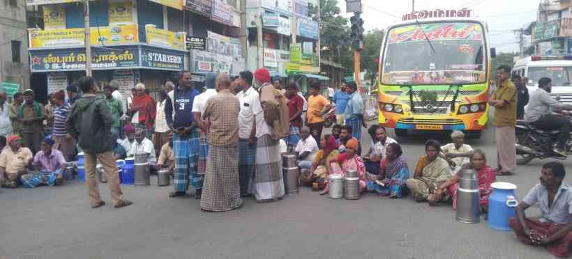 அரசு அறிவித்த பால் கொள்முதல் விலை வழங்க கோரி பெரம்பலூரில் பால் உற்பத்தியாளர்கள் பால் கேன்களுடன் சாலை மறியல்!