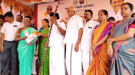 தமிழ்நாடு அரசின் பொங்கல் பரிசு தொகுப்பை பெரம்பலூரில் கலெக்டர் கற்பகம் வழங்கி தொடங்கி வைத்தார்!