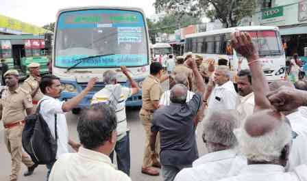 பெரம்பலூரில், 8 ஆண்டுகளாக நிறுத்தி வைத்திருக்கும் அகவிலைப்படியை வழங்க கோரி ஊழியர்கள் பஸ் மறியல்!