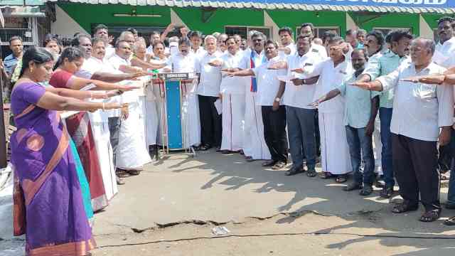 காந்தி நினைவு நாள்; பெரம்பலூர் மாவட்ட தி.மு.க. சார்பில் மத நல்லிணக்க உறுதிமொழி ஏற்பு!