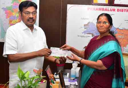 பெரம்பலூர்: சுத்திகரிக்கப்பட்ட குடிநீர் மையங்களுக்காக எம்.பி பாரிவேந்தர் ரூ. 50 லட்சம் வழங்கினார்.