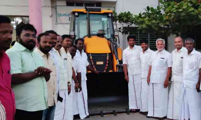 பெரம்பலூர் நகராட்சிக்கு ரூ. 37 லட்சத்தில் புதிய பொக்லைன் எந்திரம்!