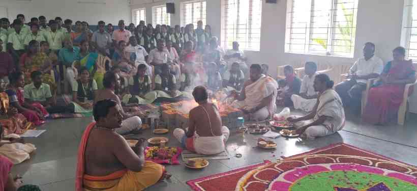 பெரம்பலூர் : ஆதவ் பப்ளிக் பள்ளி மாணவர்கள் பெற்றோர்களுக்கு பாத பூஜை!