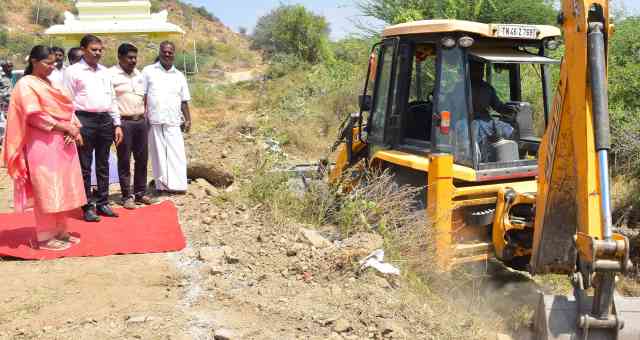 ரூ. 3 கோடியில், பெரம்பலூர் மாவட்டத்தில் 20 வாய்க்கால்கள் தூர்வாரும் பணி; கலெக்டர் தொடங்கி வைத்தார்!