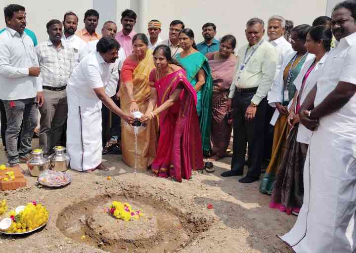 பெரம்பலூரில், சித்த மருத்துவ பிரிவிற்கு ரூ.25 லட்சம் மதிப்பில் புதிய கட்டிட கட்டும் பணி: கலெக்டர் கற்பகம், எம்.எல்.ஏ பிரபாகரன் தொடங்கி வைத்தனர்.