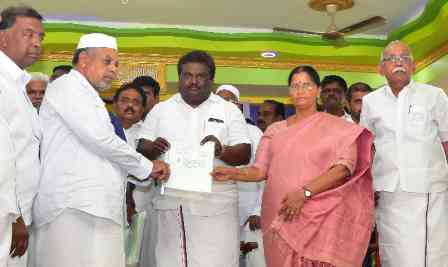 பெரம்பலூர்: லப்பைக்குடிக்காட்டில், அமைச்சர் சிவசங்கர் 25 பேருக்கு இலவச வீட்டுமனை பட்டாக்கள் வழங்கினார்.