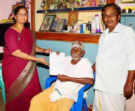 பெரம்பலூர்: 103 வயதானவர் தபால் வாக்களிக்க படிவம் வழங்கினார் மாவட்ட தேர்தல் அலுவலர்!