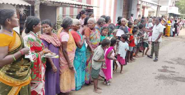 பெரம்பலூர்: திமுகவிற்கு போட்டியாக அதிமுகவும் விதிமுறைகளை மீறி சுமார் 40 கார்களில் தேர்தல் பிரச்சாரம்! பள்ளி சீருடையுடன் சிறுவர்களும் பங்கேற்பு!
