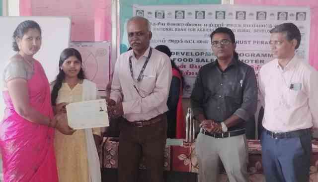 பெரம்பலூரில், நபார்டு வங்கி உதவியுடன் ஹோப் டிரஸ்ட் மூலம் உணவு விற்பனையாளர் பயிற்சி நிறைவு செய்தவர்களுக்கு சான்றிதழ் வழங்கும் விழா!