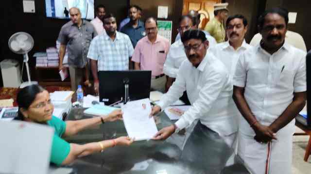 பெரம்பலூர் தொகுதியில் மீண்டும் வெற்றி பெற்றால் குடும்பத்திற்கு ரூ. 10 லட்சம் மதிப்பிலான உயர்மருத்துவ சிகிச்சைக்கு நடவடிக்கை: வேட்புமனு தாக்கல் செய்த பாரிவேந்தர் பேட்டி!