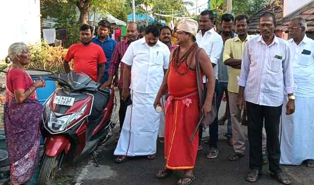 பெரம்பலூர்: குடுகுடுப்பைக்காரர் வேடமணிந்து, திமுகவிற்கு வாக்கு சேகரிப்பு!