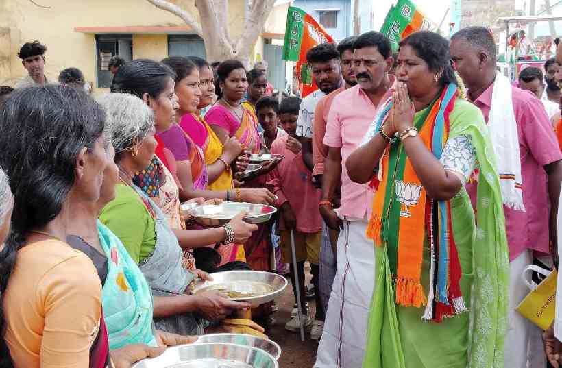சிதம்பரம் எம்.பி தொகுதி பிஜேபி வேட்பாளர் கார்த்தியாயினி பெரம்பலூர் மாவட்டத்தில் வாக்கு சேகரித்தார்!