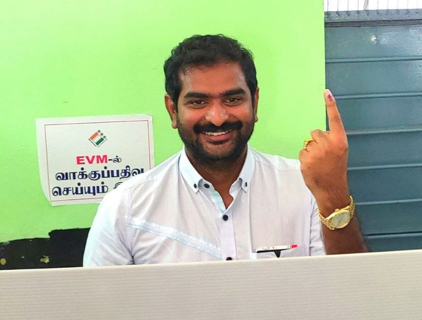 பெரம்பலூர்: ஓட்டு போடுவதற்காக லண்டனில் இருந்து சொந்த ஊருக்கு வந்த பன்னாட்டு தொழிலதிபர்!