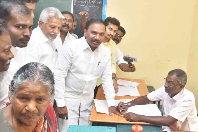 பெரம்பலூர்: நீலகிரி திமுக எம்.பி வேட்பாளர் ஆ.ராஜா தனது சொந்த ஊரில் வாக்களித்தார்!