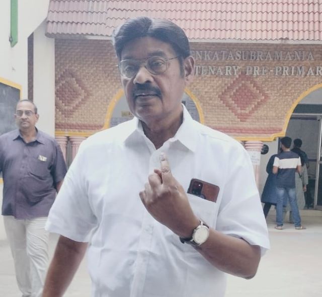 ஓட்டு போட்ட பெரம்பலூர் நாடாளுமன்ற தொகுதி வேட்பளார்கள்!