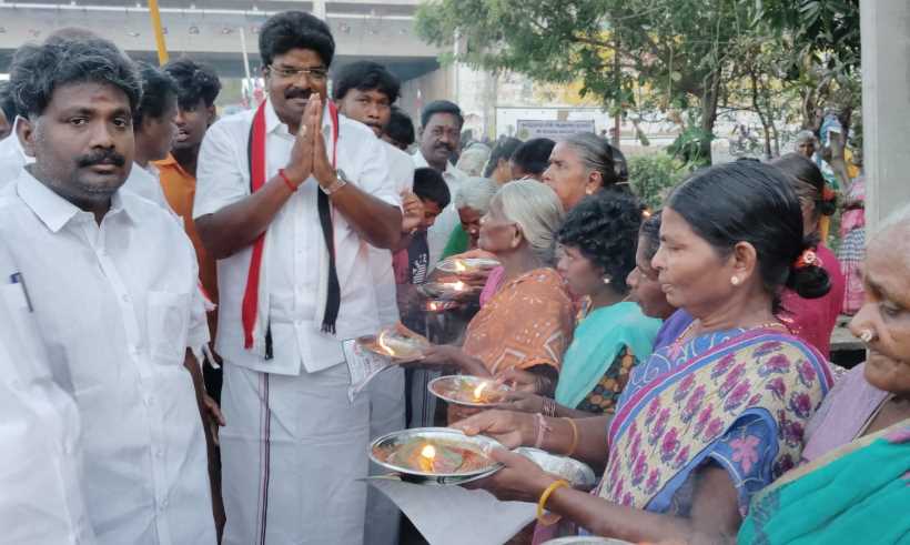 அம்மா அறிவித்த திட்டங்கள் அனைத்தும் கொண்டு வருவேன்: பெரம்பலூர்- துறைமங்கலத்தில் வாக்கு சேகரித்த அதிமுக எம்.பி வேட்பாளர் சந்திரமோகன் வாக்குறுதி!