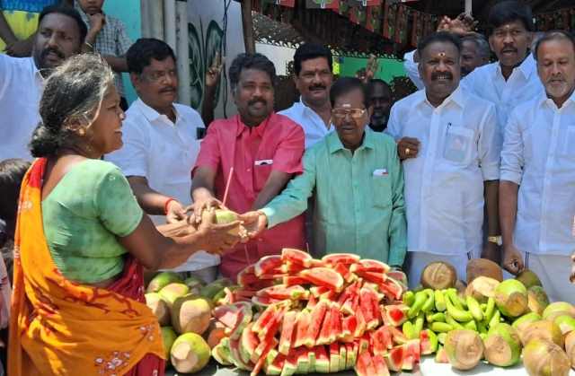 பெரம்பலூர்: அதிமுக சார்பில் கோடைக் கால தண்ணீர் பந்தல் திறப்பு!