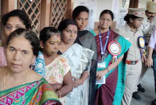 பெரம்பலூர்: எம்.பிக்கான தேர்தல்; பொதுமக்களும், அதிகாரிகளும் வரிசையில் நின்று வாக்களித்தனர்.