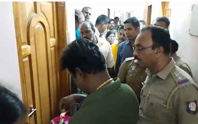 பெரம்பலூர்: திமுக எம்எல்ஏ போலீசார் ஆதரவுடன் மிரட்டுவதாக ஐஜேகே கட்சியினர், மாவட்ட தேர்தல் நடத்தும் அலுவலரிடம் புகார்!