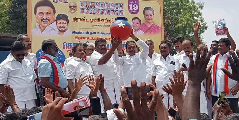 மோடி யார் மீது கை வைத்தாலும் ஆள் ஒழிந்தான்! வேட்பாளர் தொல்.திருமாவளவனை ஆதரித்து பேசிய ஆ.ராஜா குற்றச்சாட்டு!