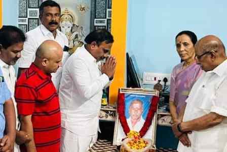 ஆ.ராஜா, தனது நேர்முக உதவியாளருக்கு ஆறுதல்!