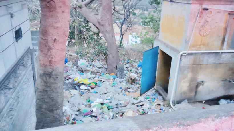 பெரம்பலூர்: செட்டிக்குளம் பாலதண்டாயுதபாணி கோவிலில் சுற்றுச் சூழலை மாசுப்படுத்தும் குப்பைகளை அகற்ற பக்தர்கள் கோரிக்கை!