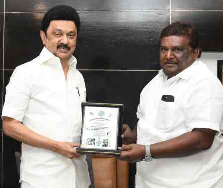 தாய்லாந்து தமிழ் சங்கம் வழங்கிய நினைவுப் பரிசை, தமிழ்நாடு முதலமைச்சர் மு.க. ஸ்டாலினிடம் வழங்கினார் போக்குவரத்து துறை அமைச்சர் சிவசங்கர்!