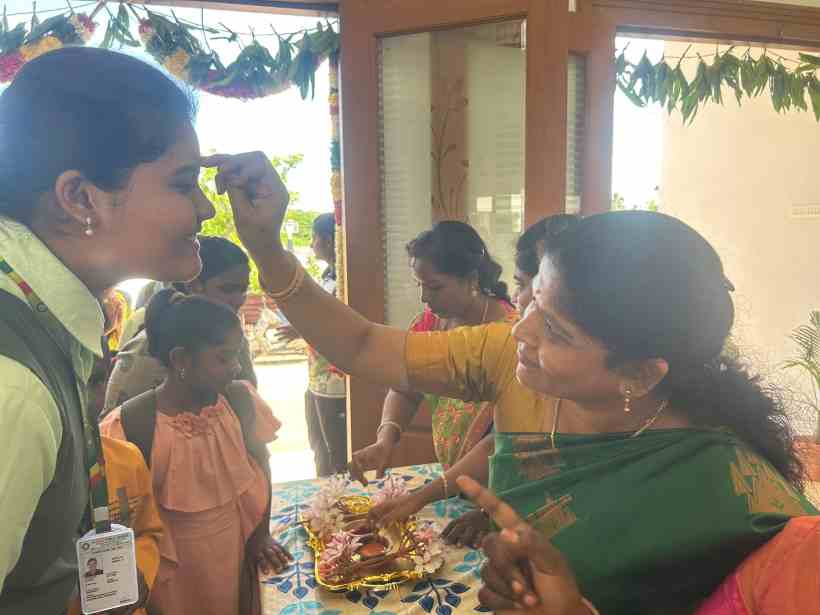 பெரம்பலூர்: இன்று பள்ளிகள் திறப்பு; ஆதவ் பப்ளிக் பள்ளியில் மாணவர்களை திலகமிட்டு, வரவேற்ற ஆசிரியர்கள்!